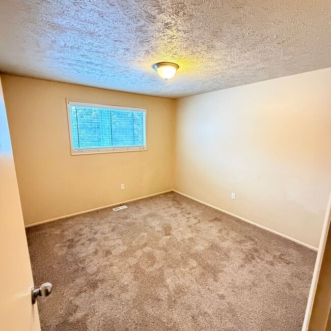 Building Photo - 906 Summit Dr