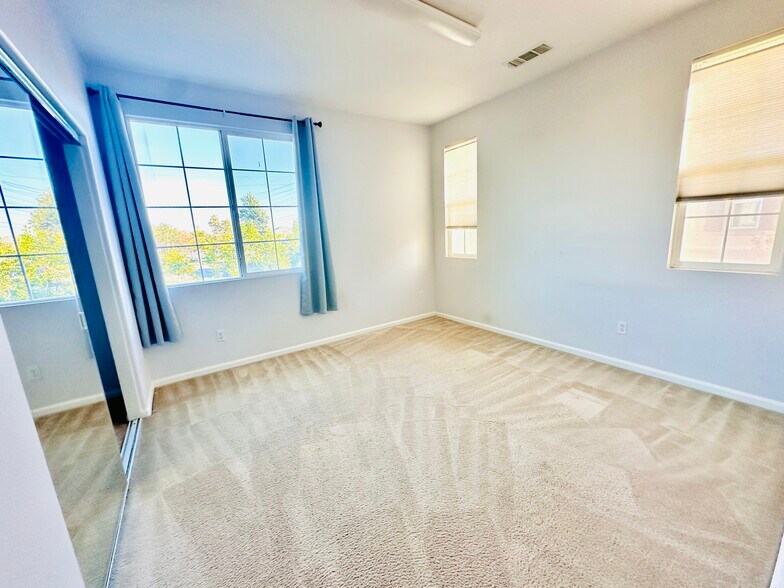 Building Photo - 15770 Myrtlewood Ave