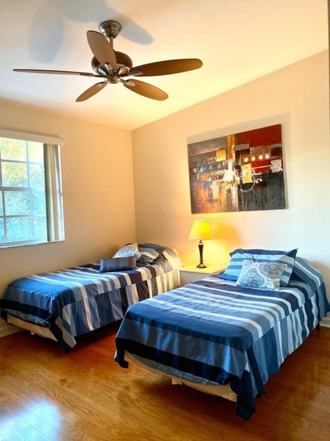 Building Photo - 619 NE 7th Ave