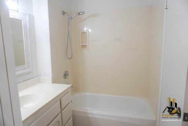 Building Photo - 3605 Larchmont Square Ln