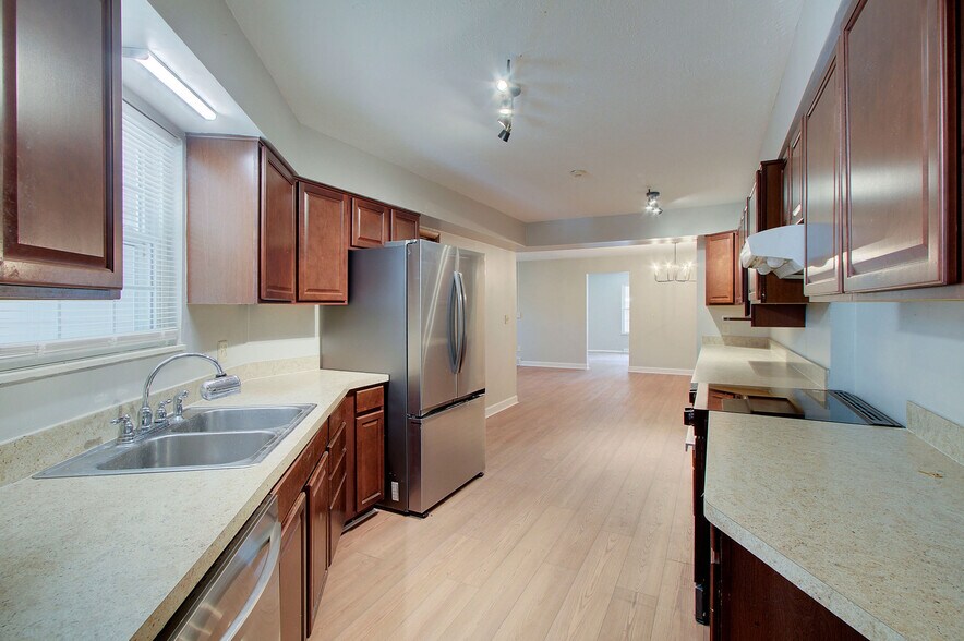 Building Photo - 1655 Southbend Dr