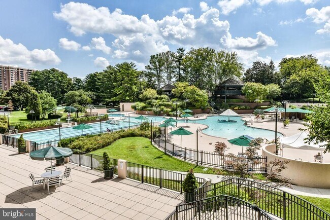 Building Photo - 205 Yoakum Pkwy