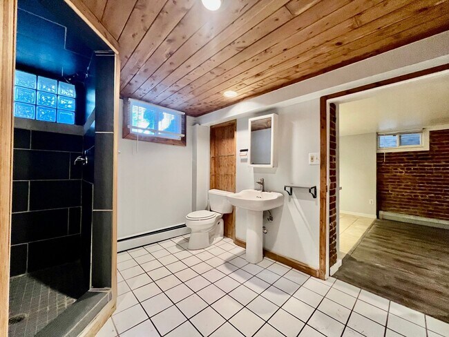 Building Photo - Charming two-bedroom unit in Capitol Hill