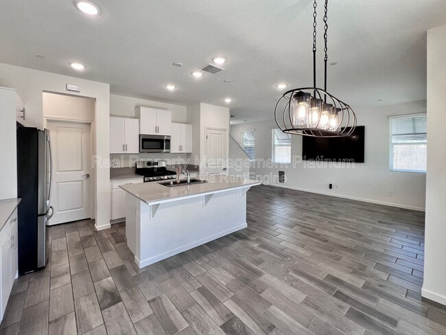 Building Photo - 2038 N Perry Ln