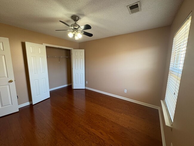 Building Photo - 3/2.5 Townhome Available Now!