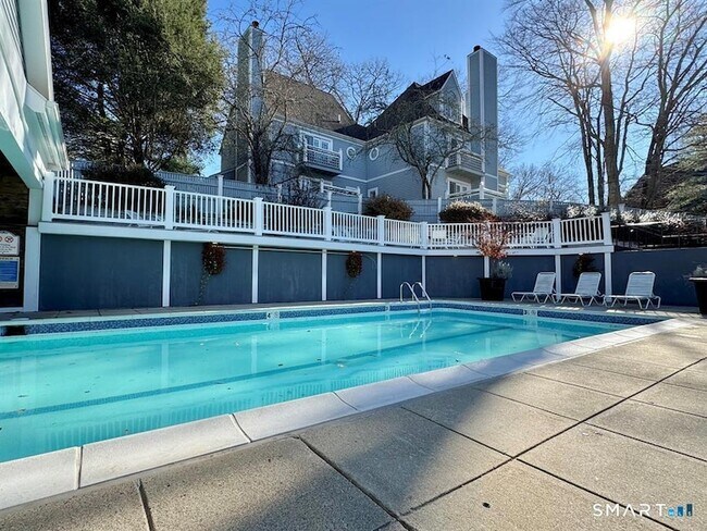 Building Photo - 823 Old Pond Ln