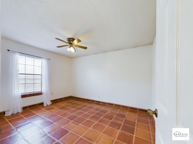 Building Photo - Single Level, single family home Available Now!