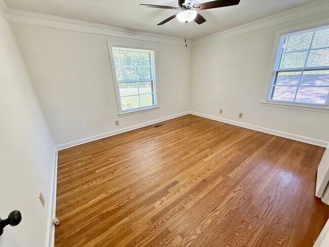 Building Photo - HUGE 4 Bedroom 2.5 Bath Donelson Ranch Cha...
