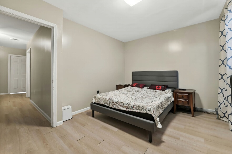 Building Photo - 15 Wales Ave