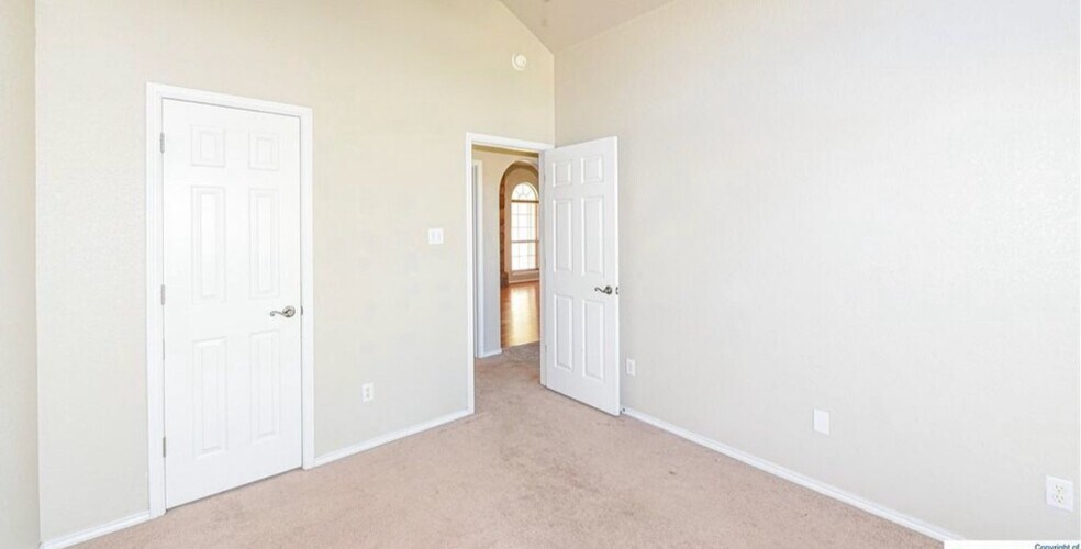 Building Photo - 2501 Lindsey Dr