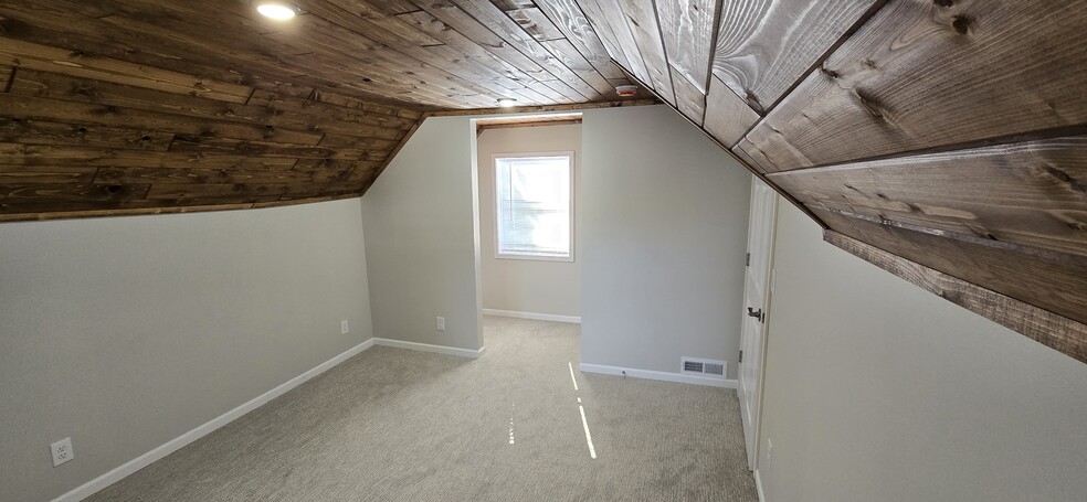 Building Photo - 710 S Oak St