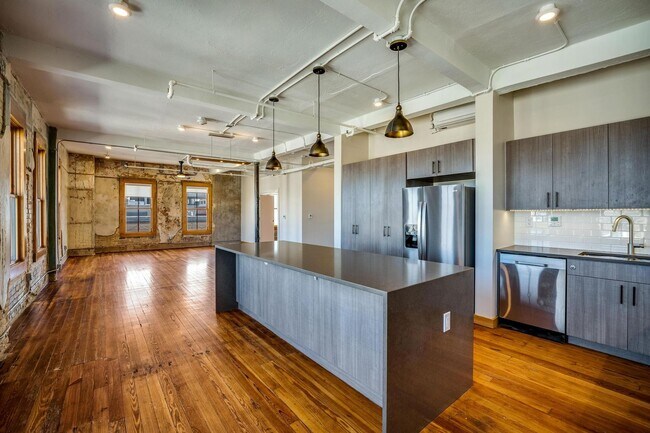Building Photo - LUXURY   CONDOS IN THE HEART OF ALAMO CITY