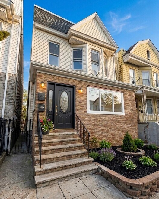 Building Photo - 132 Bayview Ave