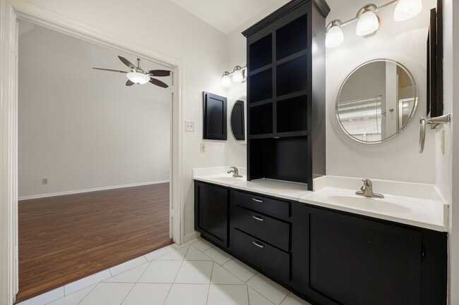 Building Photo - 10215 Hedge Way Dr