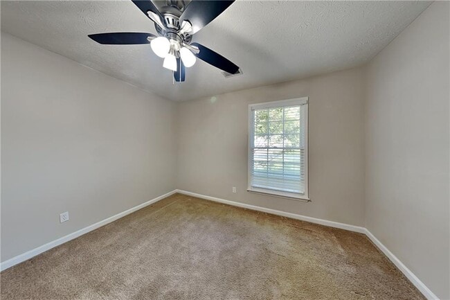 Building Photo - 4620 Hampton Square Dr