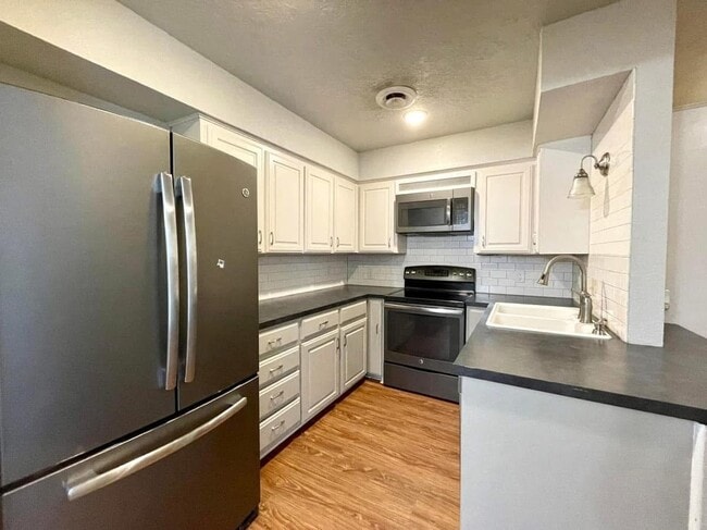 Building Photo - 1432 S Stoneridge Manor