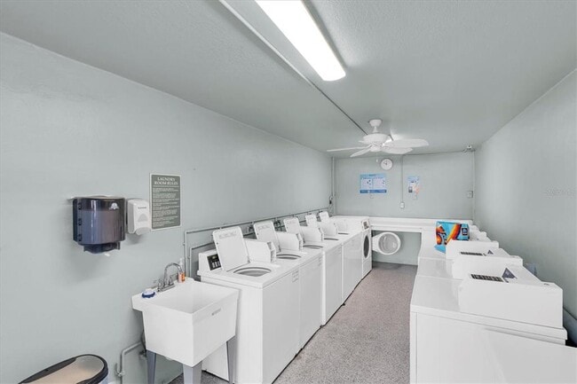 Building Photo - 701 Poinsettia Rd