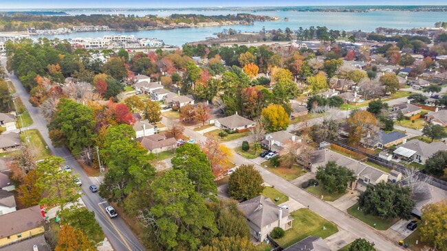 Building Photo - Well-maintained home located near Lake Conroe, offering the perfect balance of comfort & convenie...