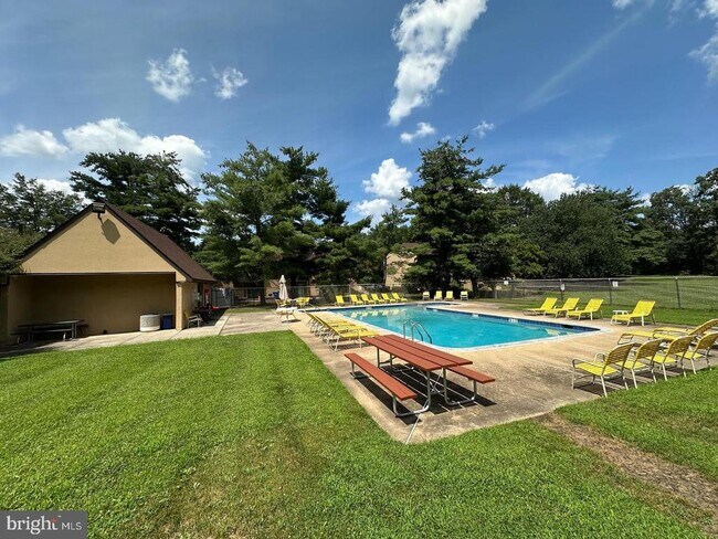 Building Photo - 3123 Sayre Dr