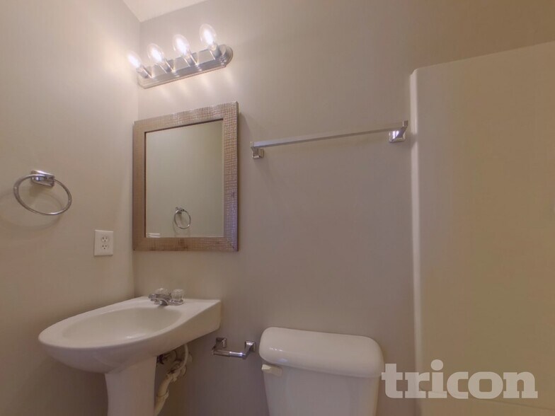 Building Photo - 521 Halleck Ln