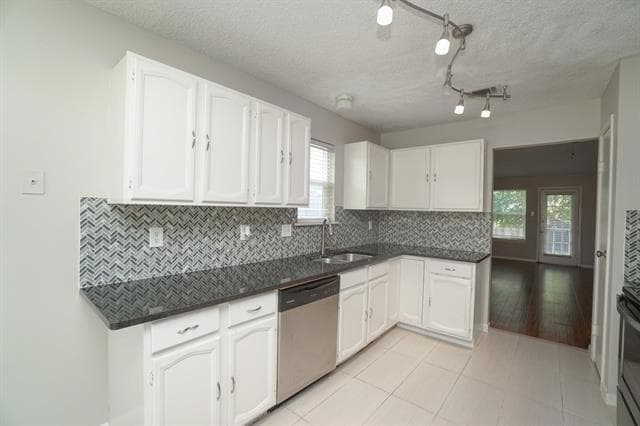 Building Photo - 302 Rosemary Ln
