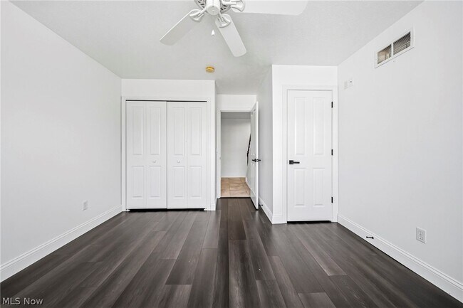 Building Photo - 351 E Legend Ct