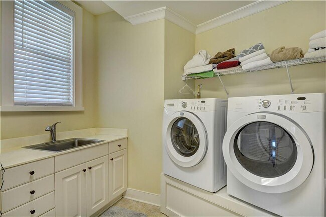 Building Photo - 10 Marina Dr