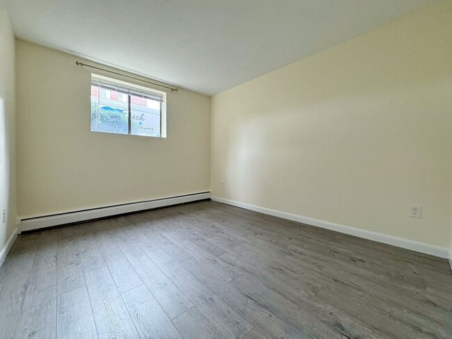 Building Photo - Luxury 2 bed condo includes Heat, hot wate...