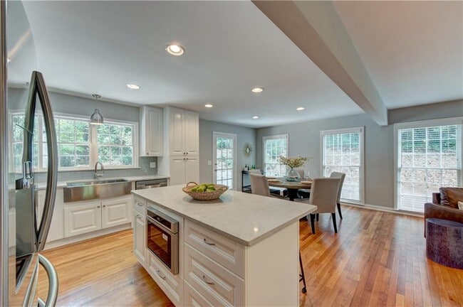 Building Photo - 4540 Club Valley Dr NE