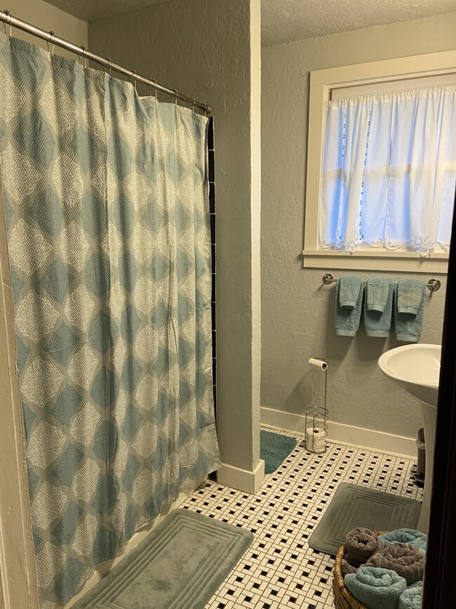 Building Photo - 321 E Duffy St