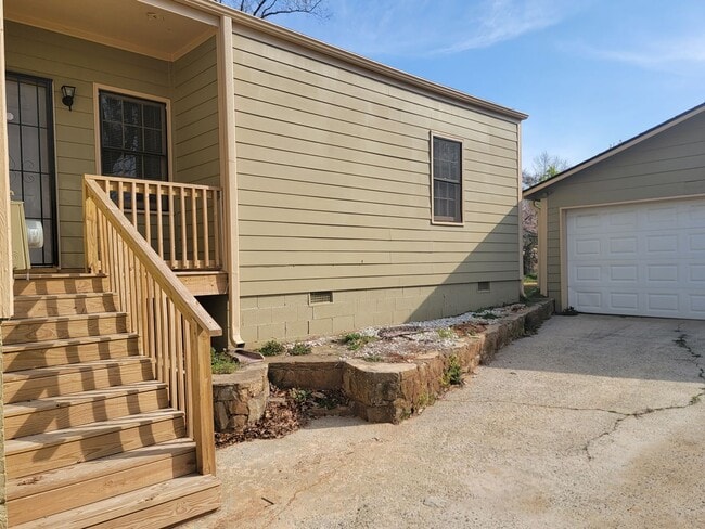 Building Photo - Charming Craftsman in the Heart of Atlanta...