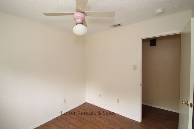 Building Photo - Dreamy Three-Bedroom - 1st month free with 1 year lease