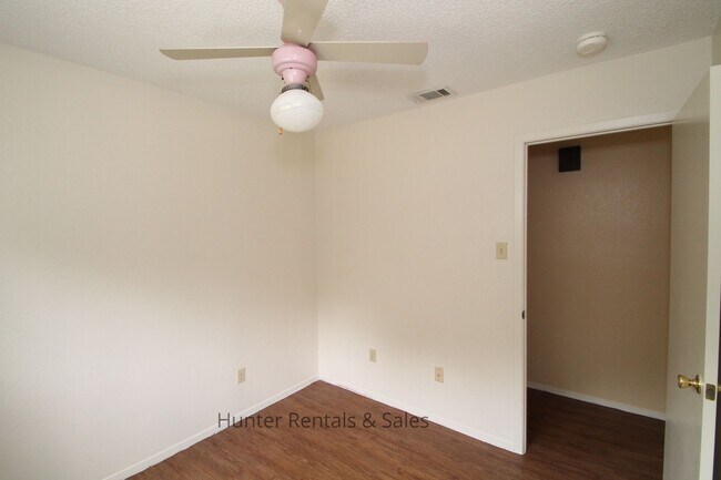 Building Photo - Dreamy Three-Bedroom - 1st month free with...