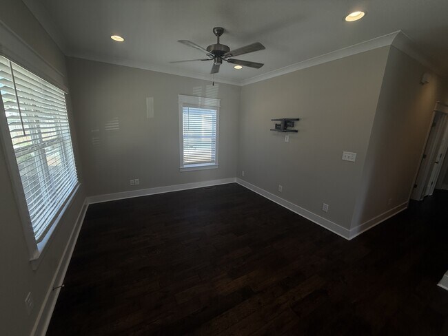 Building Photo - 1112 Phillips St SW