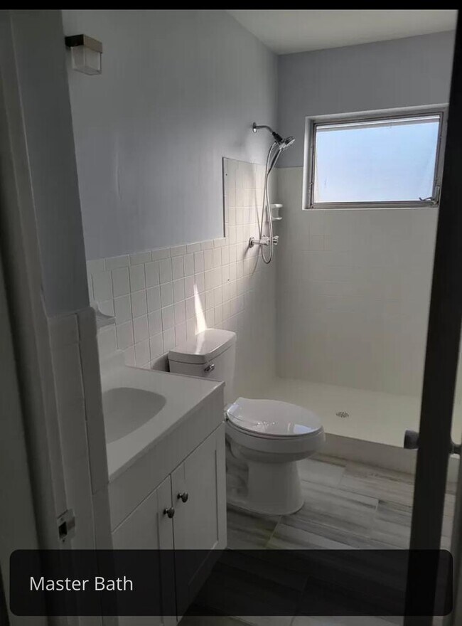 Master Bath - 2429 Ecuadorian Way
