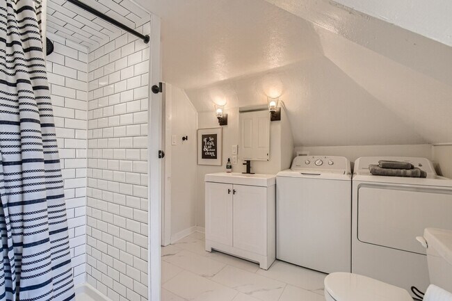 Building Photo - 1244 York St