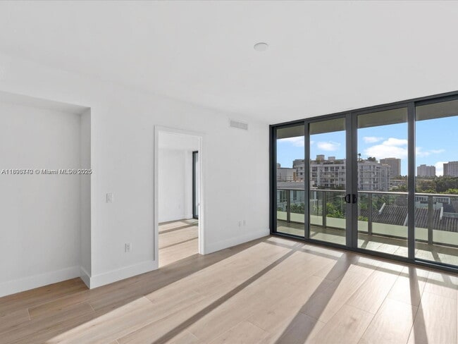 Building Photo - 9901 W Bay Harbor Dr