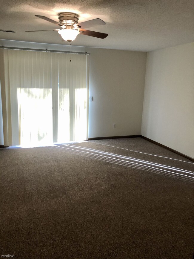 Building Photo - 3 br, 1.5 bath Townhome - Club Centre Apar...