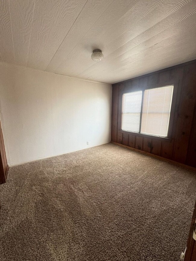 Building Photo - Quaint One Bedroom Duplex