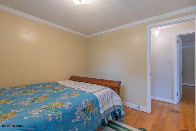 Building Photo - Short Term Furnished Rental -3 Bedroom Spl...
