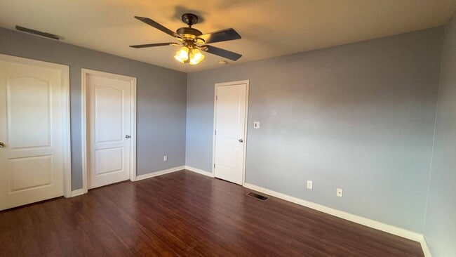 Building Photo - 3-bedroom, 2.5-bath split-level condo