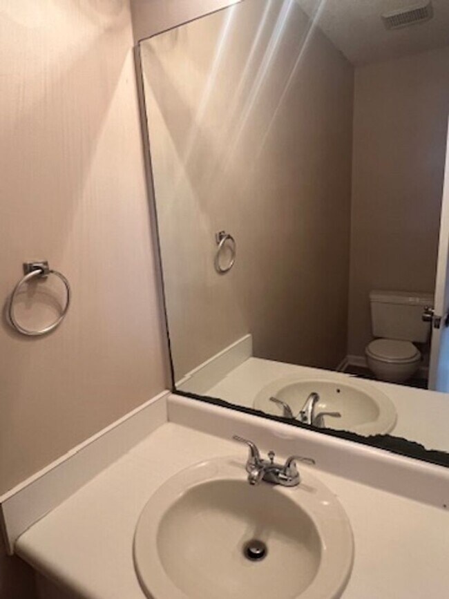 Building Photo - 3BR/2.5BA Two Story Available Now!