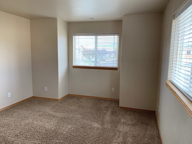 Building Photo - 404 River Ave