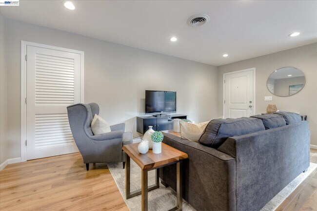 Building Photo - 50 Casa Maria Ct