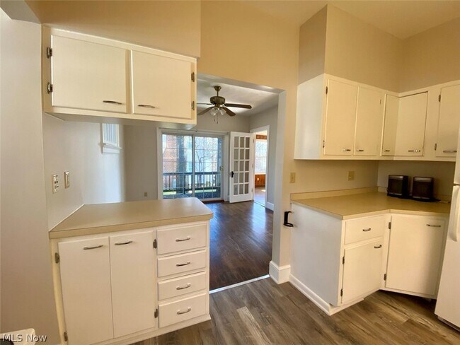 Building Photo - 623 Doris Ave