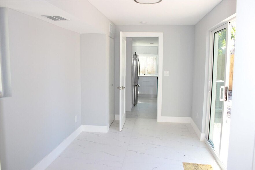 Building Photo - 522 SE 20th Ct