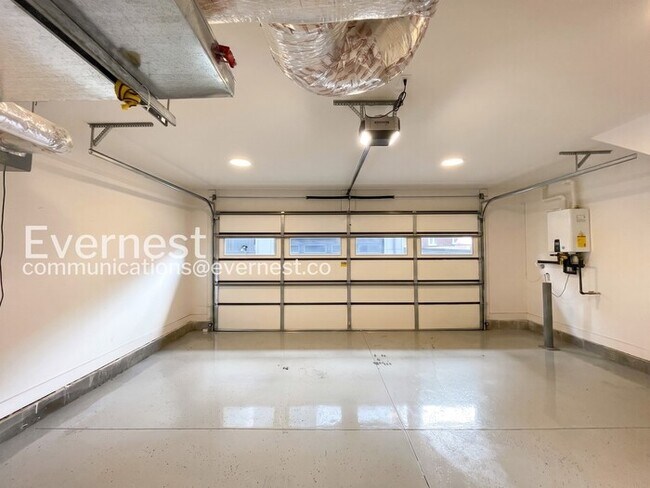 Building Photo - 3 Bed/3.5 Bath Home with Garage / Available Now!