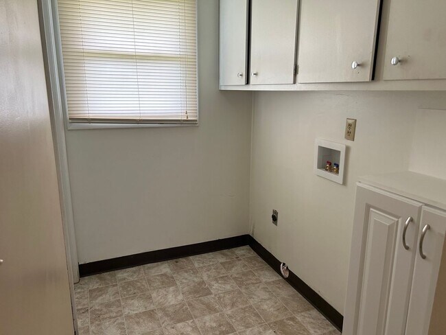 Building Photo - 4 Bedroom / 3 Bath One Level Home Kingsport TN