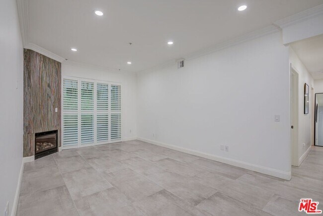 Building Photo - 1444 S Point View St