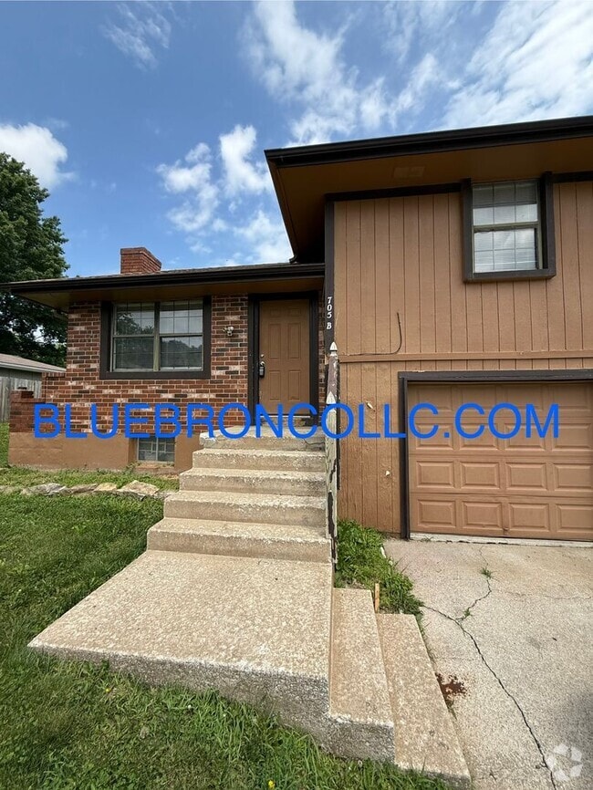 Building Photo - Updated 3-Bed, 2-Bath Multi-Level Home in ...